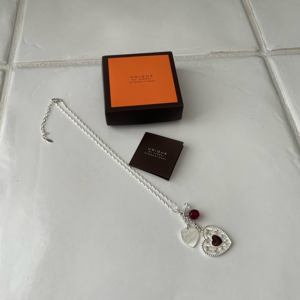 Unique by Yanbal International Charm Necklace.